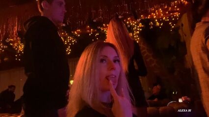 Моя жена сняла незнакомца в клубе и трахнула его в туалете