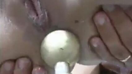 Села очком на фаркоп, потом на забор. Анальный фистинг, инсершн