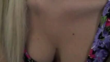 Студентка блондинка сдрочила мужику себе на лицо.