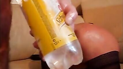 Жесткое порно: 1.5 литровая бутылка в заднице
