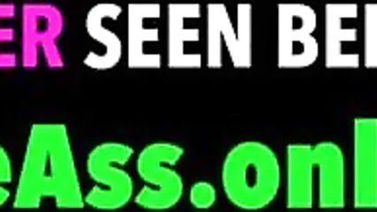 Блондинка мастурбирует на вебку толстым членом