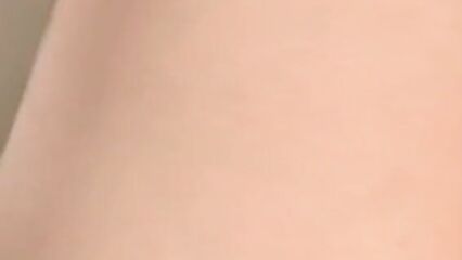 Молодая сисястая брюнеточка ласкает себя