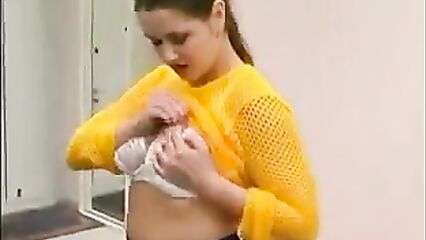 Девушка не удержалась и помогла парню