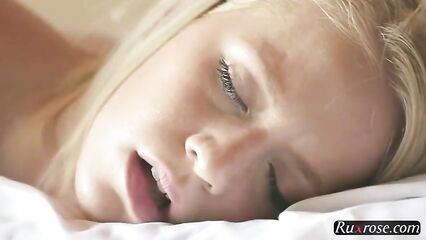 Восхитительное соло в исполнении блондинки