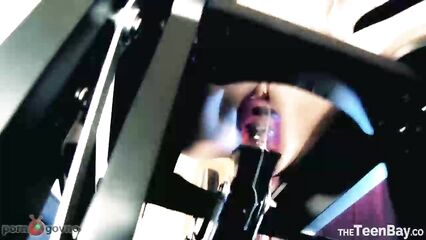 Офигенное соло в исполнении крашенной молодой нимфетки Эмо