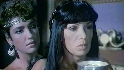 Эротические сны Клеопатры (1985) с русским переводом!