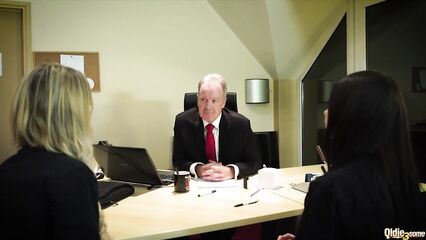 Седой старик делает куни и трахает двух молодых девиц