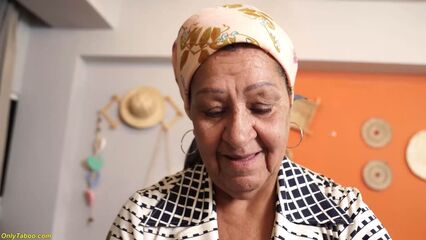 Дедуля фистит жопу и прет в анал 72-летнюю бабушку