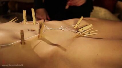 BDSM видео урок №4. Зипперы, пытки прищепками и стена боли