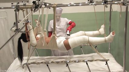 Мастурбация в больнице до оргазма для подвешенной азиатки