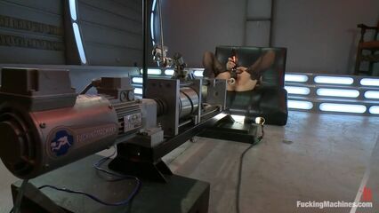 Самая чувствительная девушка мощно кончает от секс машин