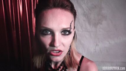 Дом фриков: красотка с двойной киской [порно ужасы]