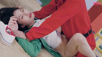 Игра в Кальмара: эпизод 2 | Игра в Кальмара порно пародия