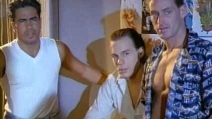 Девушка с татуировкой в ​​форме сердца — порно фильмы